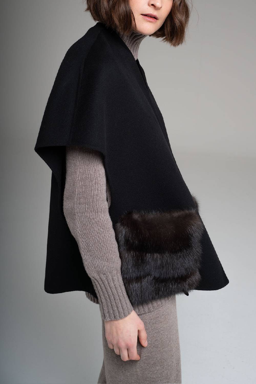 Manzoni 24 Gilet in tessuto cashmere Loro Piana con tasche in zibellino 2025