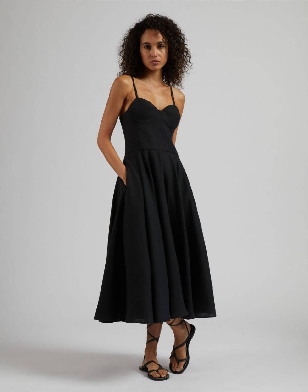 Lardini Vestito in tela di lino nero con gonna midi a ruota Saldi