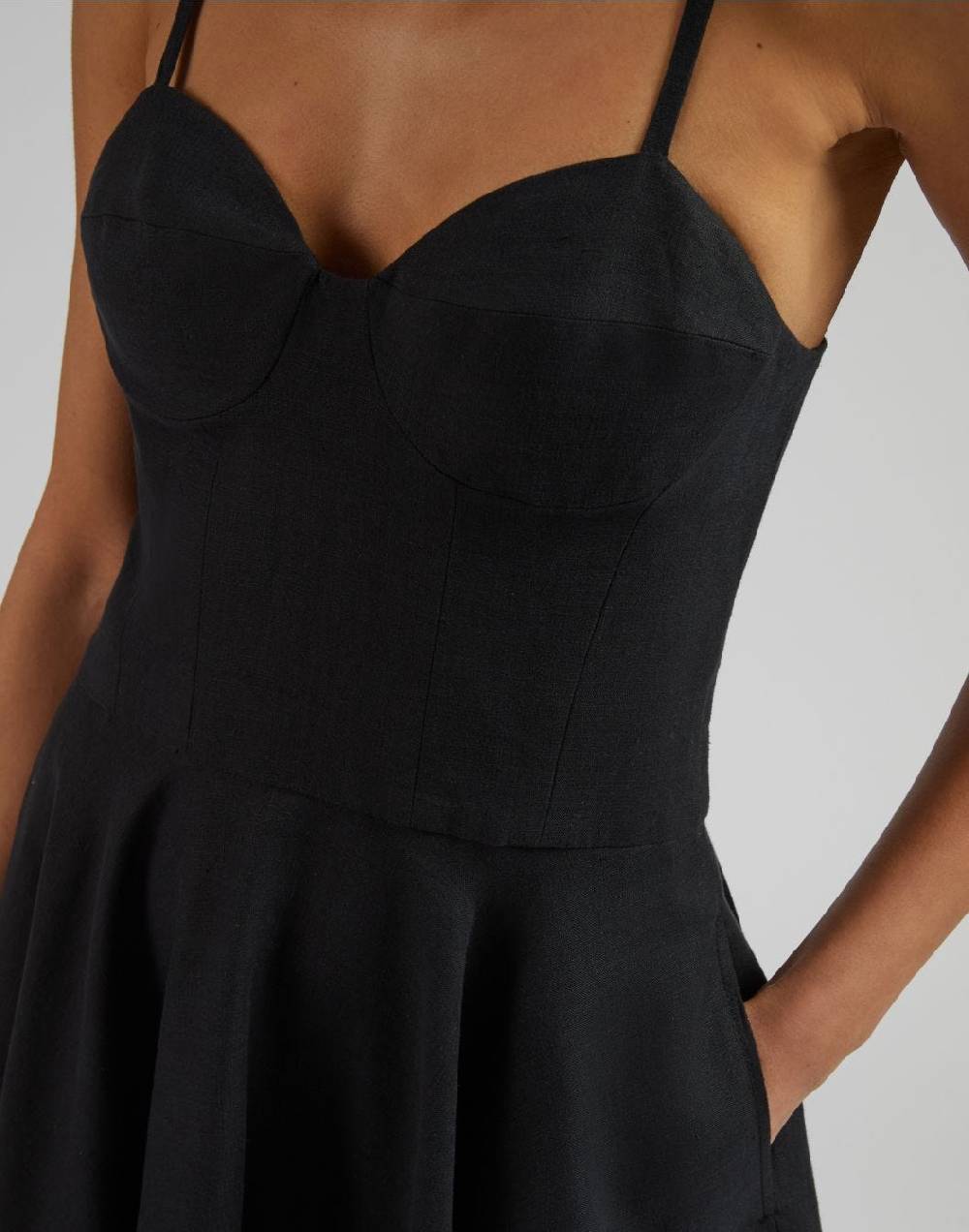Lardini Vestito in tela di lino nero con gonna midi a ruota Saldi