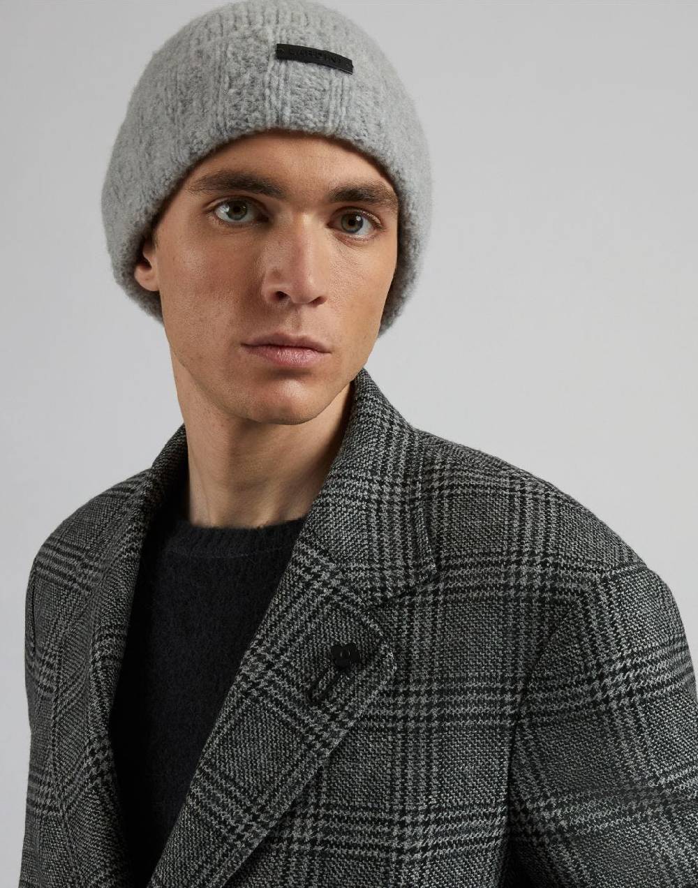 Lardini Berretto grigio in filato di lana, cashmere e nylon Offerte