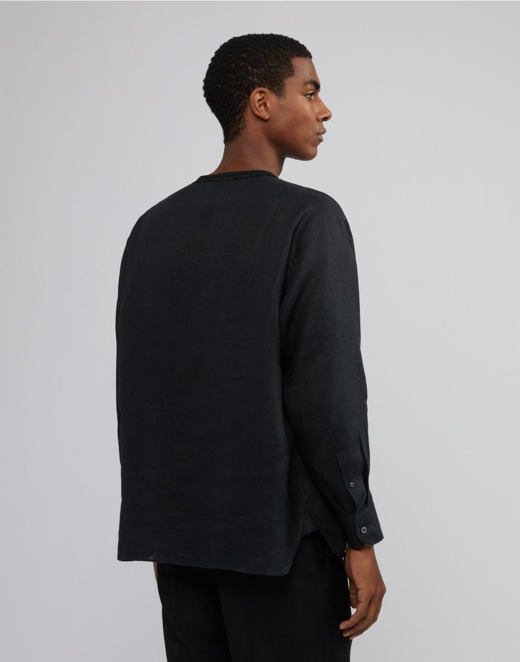 Lardini Camicia in tela di lino nera senza collo Sconto