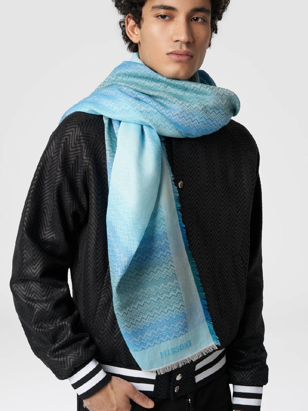 M Missoni Foulard in cotone con motivo zig zag e bordi sfrangiati In Vendita
