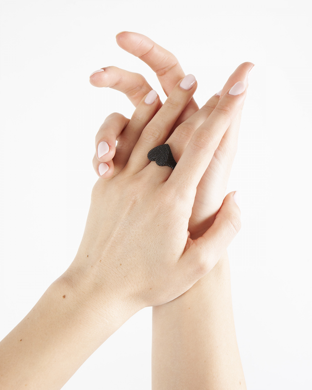 ﻿Nove25 ANELLO CHEVALIER CUORE PUNTINATO TOTAL BLACK 2025