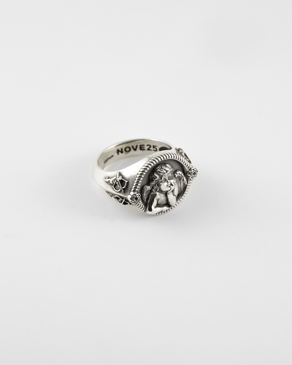 Nove25 ANELLO CHEVALIER CUPIDO IN ARGENTO In Linea