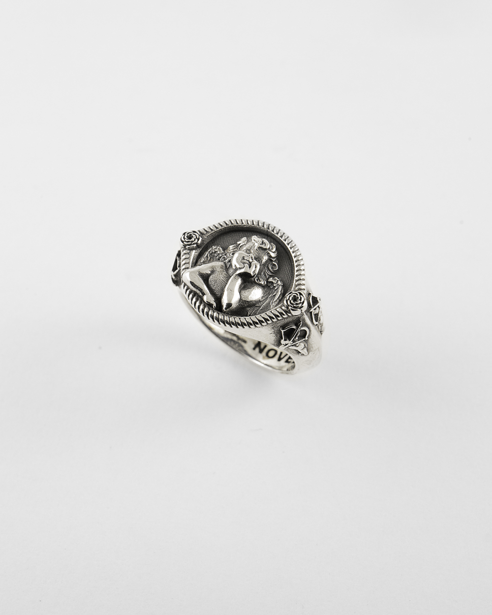Nove25 ANELLO CHEVALIER CUPIDO IN ARGENTO In Linea