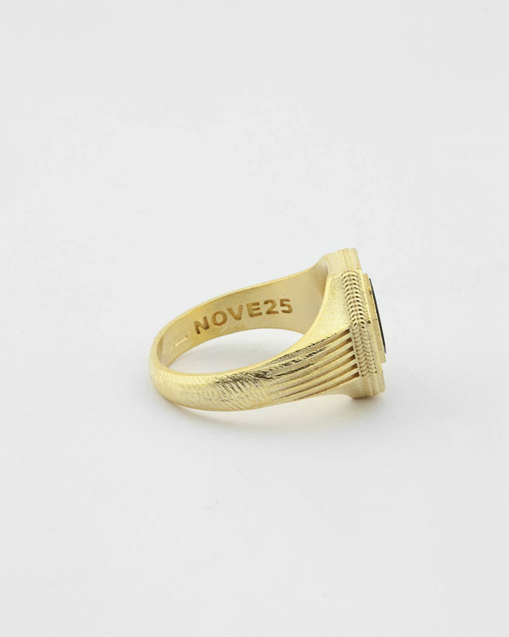 Nove25 ANELLO CHEVALIER OMNIA VINCIT AMOR PLACCATO ORO Nuovo