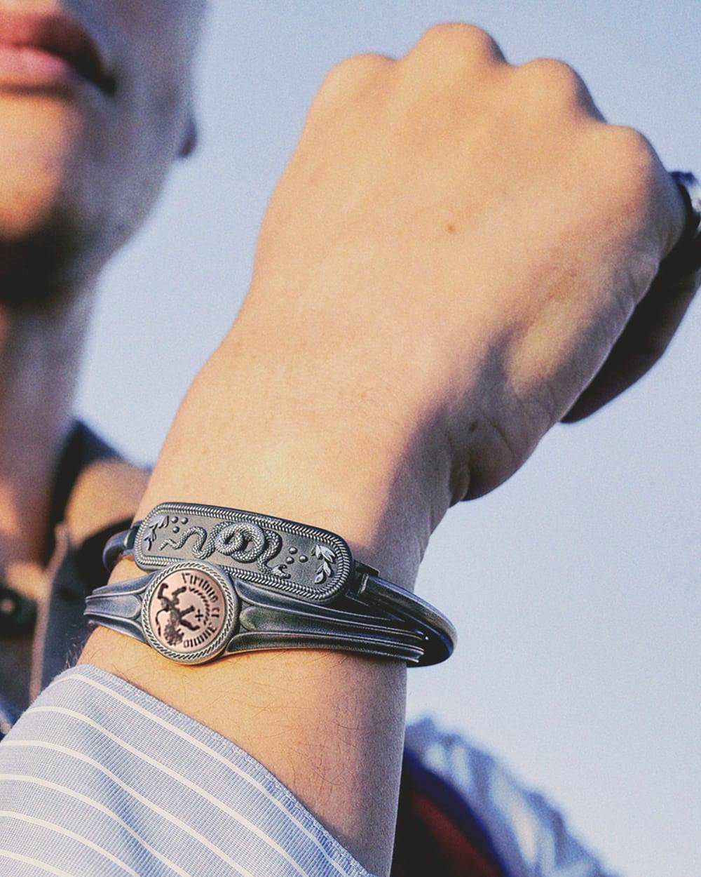 Nove25 BRACCIALE RIGIDO CHEVALIER VIRIBUS ET ANIMO IN ARGENTO Negozi Online