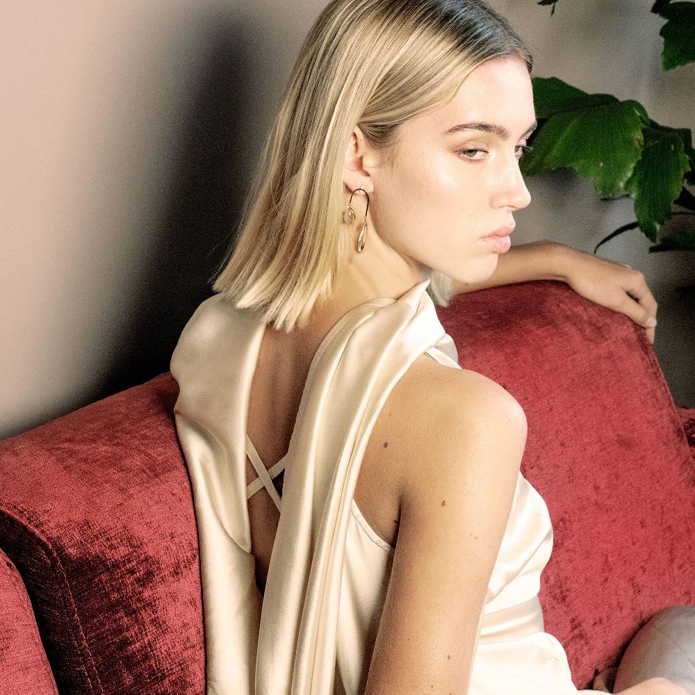 Paola Grande Gioielli AURUM Orecchini 'Amo Curvo' corti oro giallo Fino al 60% di sconto