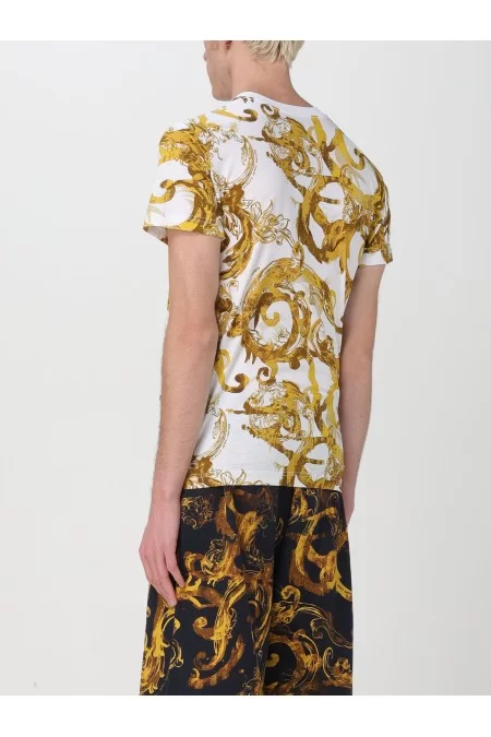 VERSACE T-shirt uomo Versace La T-shirt da uomo di Versace è sinonimo di stile e qualità. Realizzata con materiali pregiati e design elegante, è un capo iconico per l\'uomo moderno Shopping Online