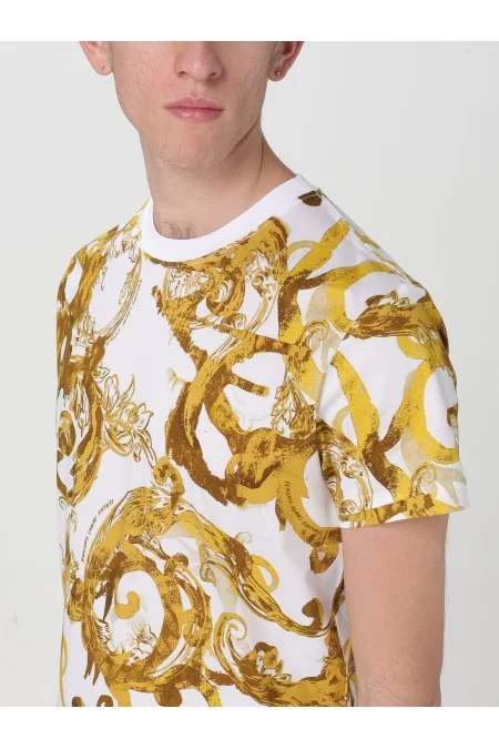VERSACE T-shirt uomo Versace La T-shirt da uomo di Versace è sinonimo di stile e qualità. Realizzata con materiali pregiati e design elegante, è un capo iconico per l\'uomo moderno Shopping Online