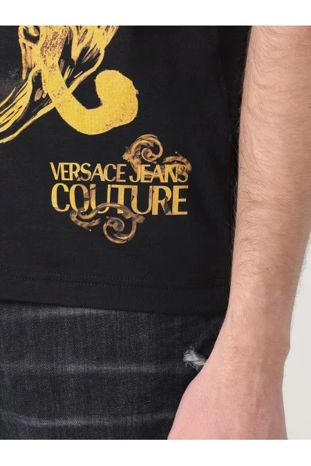 VERSACE Descrizione Maglietta Uomo Versace T-shirt Uomo Versace Maglietta di alta qualità con design elegante di Versace. Realizzata con tessuti premium per comfort e stile elevato. Per l\'uomo moderno che cerca un look distint Convenienza