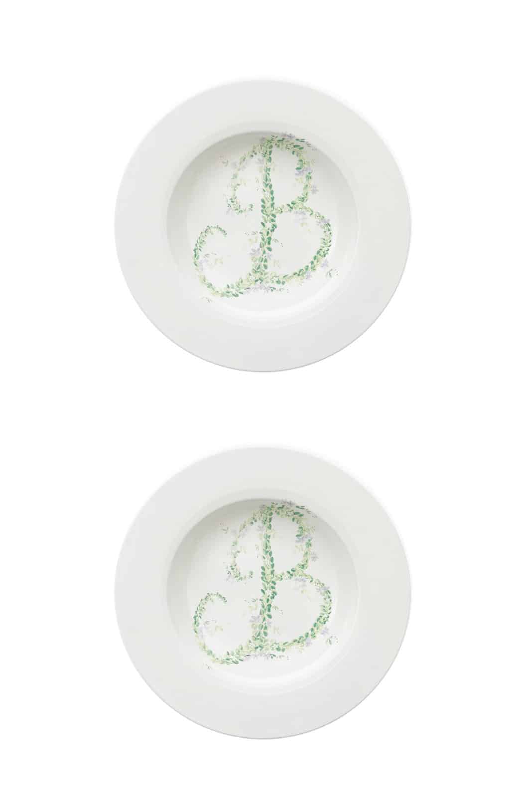 Luisa Beccaria Piatto fondo con fiori monogramma In Vendita