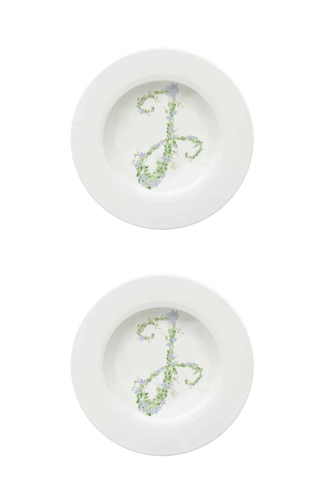 Luisa Beccaria Piatto fondo con fiori monogramma In Vendita