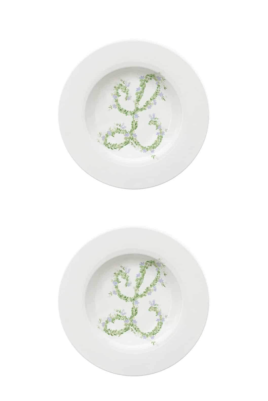Luisa Beccaria Piatto fondo con fiori monogramma In Vendita