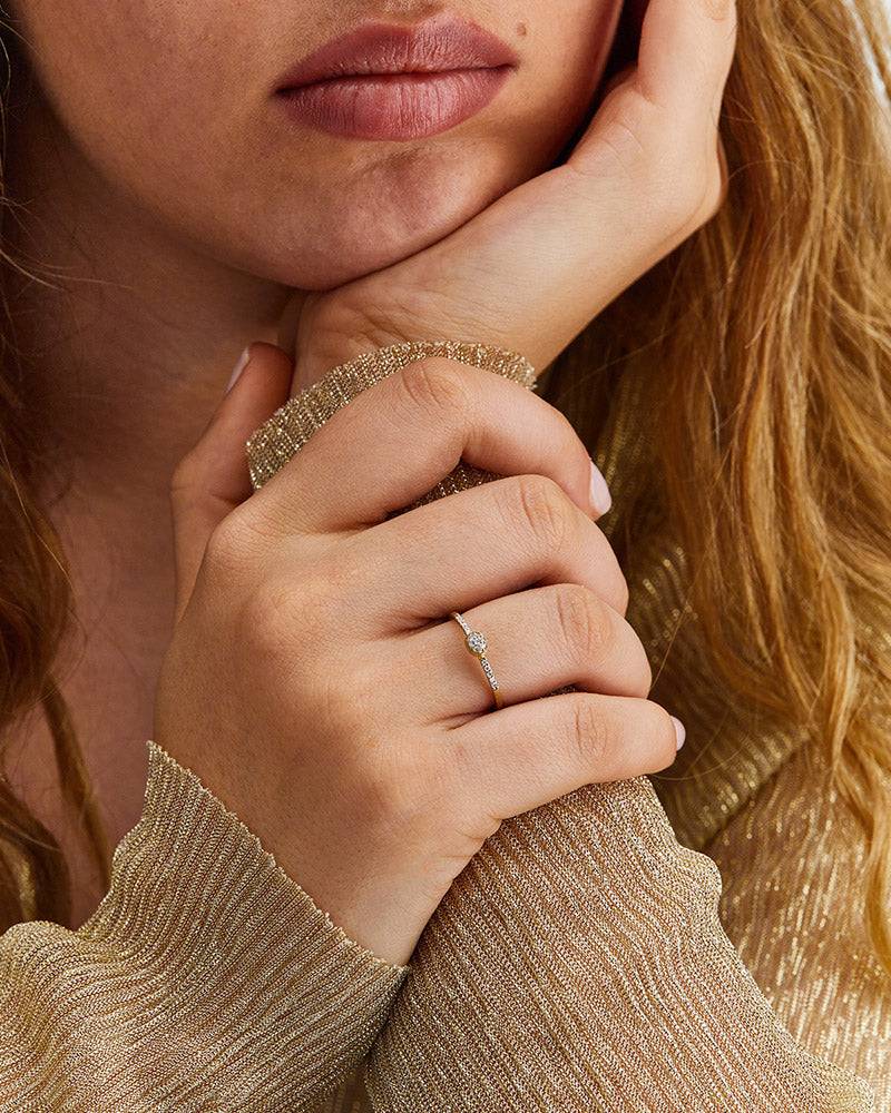 Nanis Anello di fidanzamento "DANCING ÉLITE" elegante inciso a mano in oro e – Nanis Italian Jewels Qualità