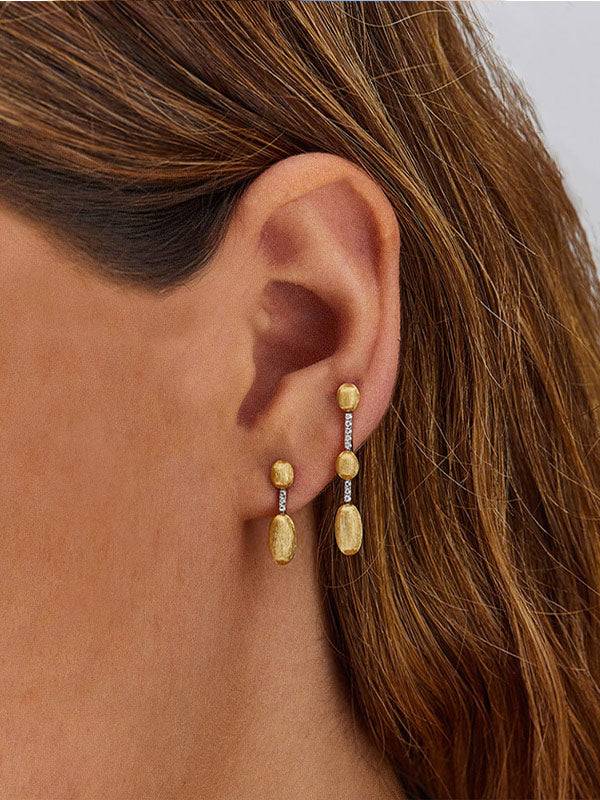 Nanis Orecchini "DANCING ÉLITE" pendenti incisi a mano in oro e diamanti – Nanis Italian Jewels In Vendita