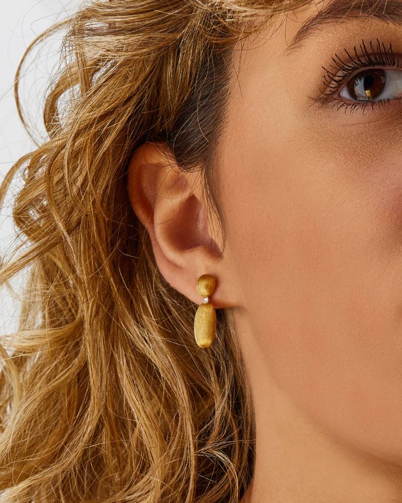 Nanis Orecchini "DANCING ÉLITE" pendenti piccoli incisi a mano in oro e diam – Nanis Italian Jewels Saldi