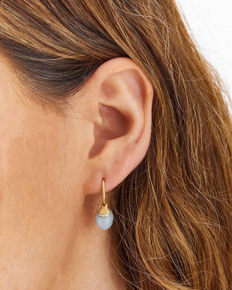 Nanis Orecchini ciliegine "AZURE" pendenti in oro, acquamarina milk e dettag – Nanis Italian Jewels In Vendita