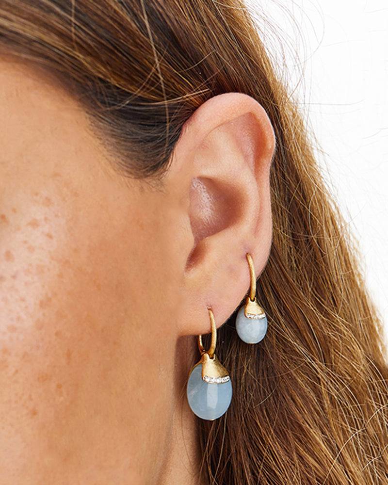 Nanis Orecchini ciliegine "AZURE" pendenti in oro, acquamarina milk e dettag – Nanis Italian Jewels In Vendita