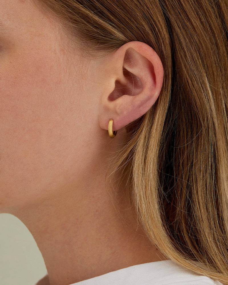 Nanis Orecchini a cerchio piccoli "LIBERA"in oro – Nanis Italian Jewels Novità