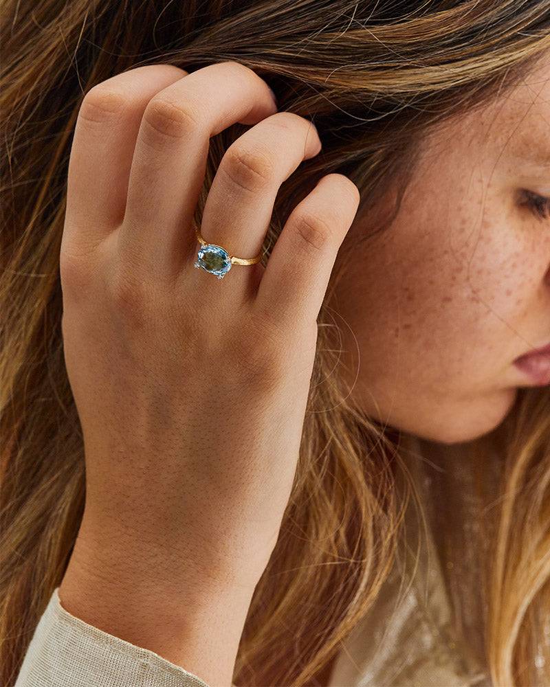 Nanis Anello "IPANEMA" in oro, topazio blu e dettagli di diamanti – Nanis Italian Jewels Offerta