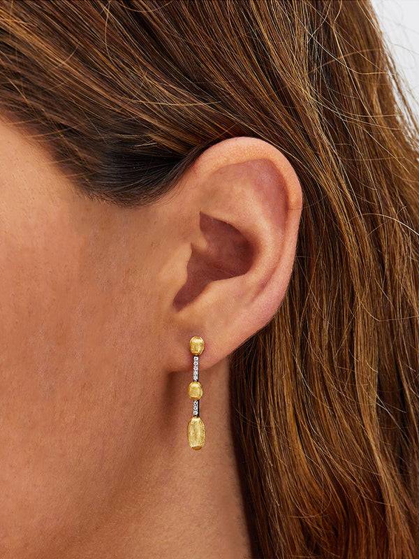 Nanis Orecchini "DANCING ÉLITE" pendenti incisi a mano in oro e diamanti – Nanis Italian Jewels Latest fashion