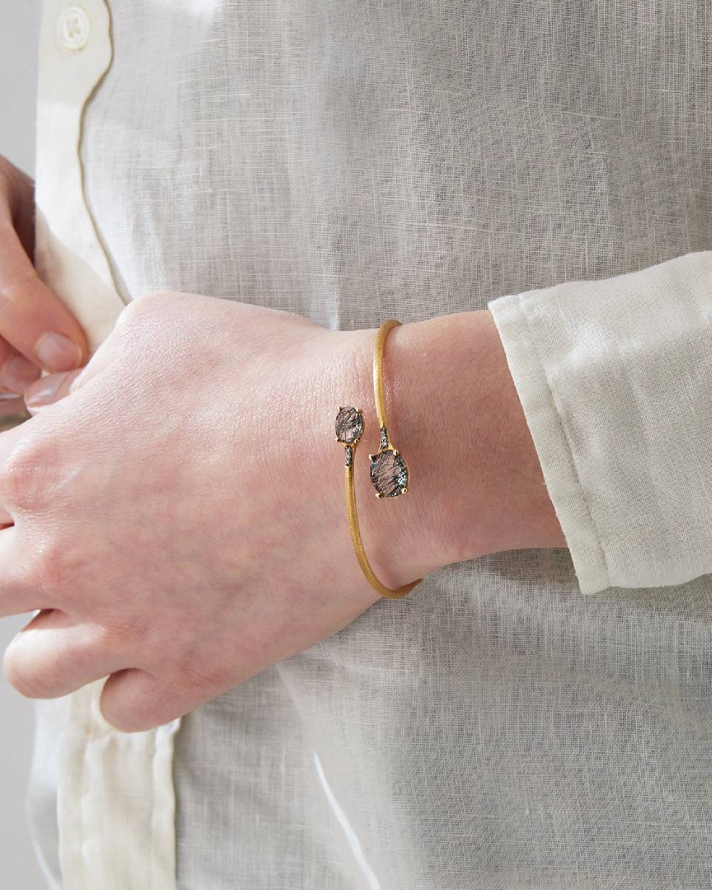 Nanis Bracciale a schiava "IPANEMA" in oro, quarzo rutilato grigio e diamant – Nanis Italian Jewels Italy