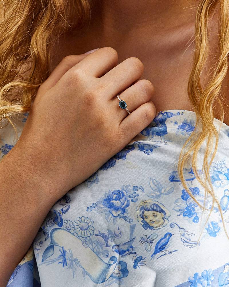 Nanis Anello "DANCING AZURE" in oro, diamanti e topazio London blu (medio) – Nanis Italian Jewels Online Outlet