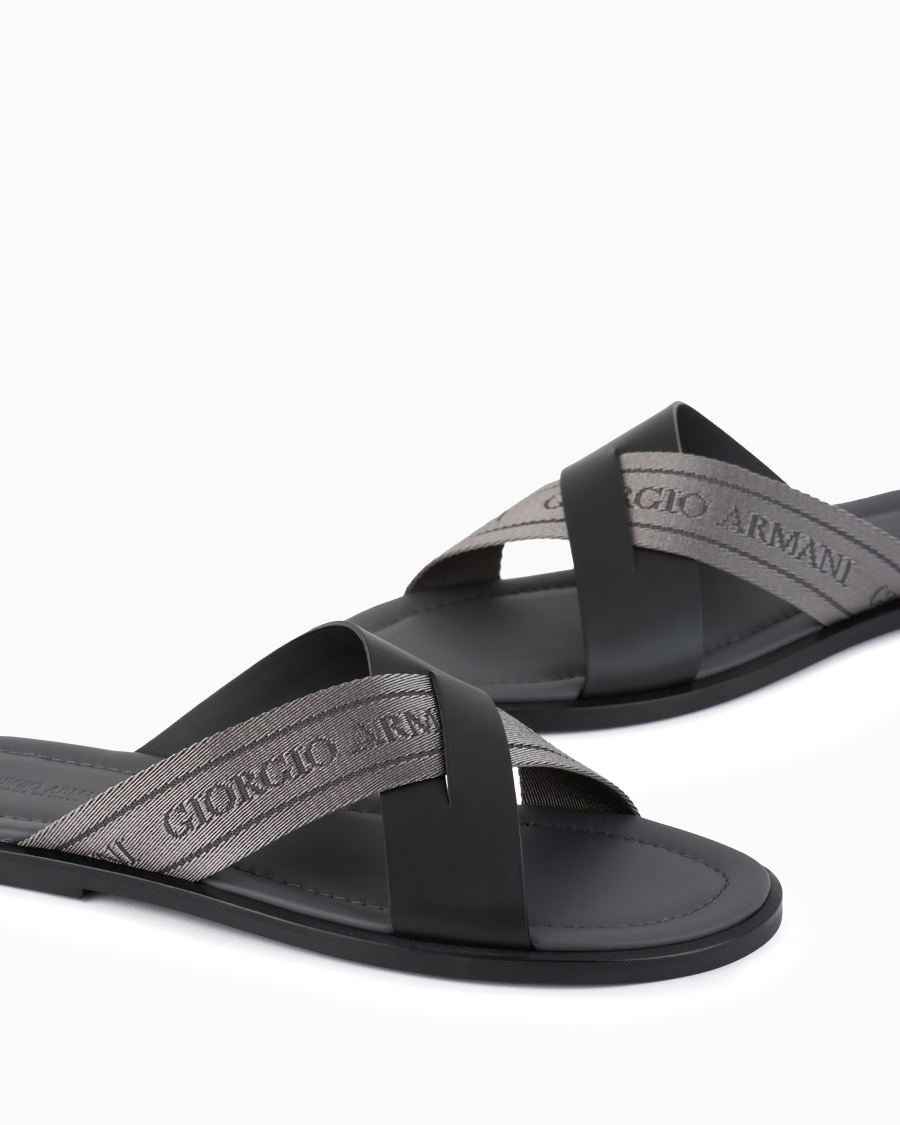 The world of armani SANDALI CROSS IN PELLE E NASTRO BICOLORE 2025