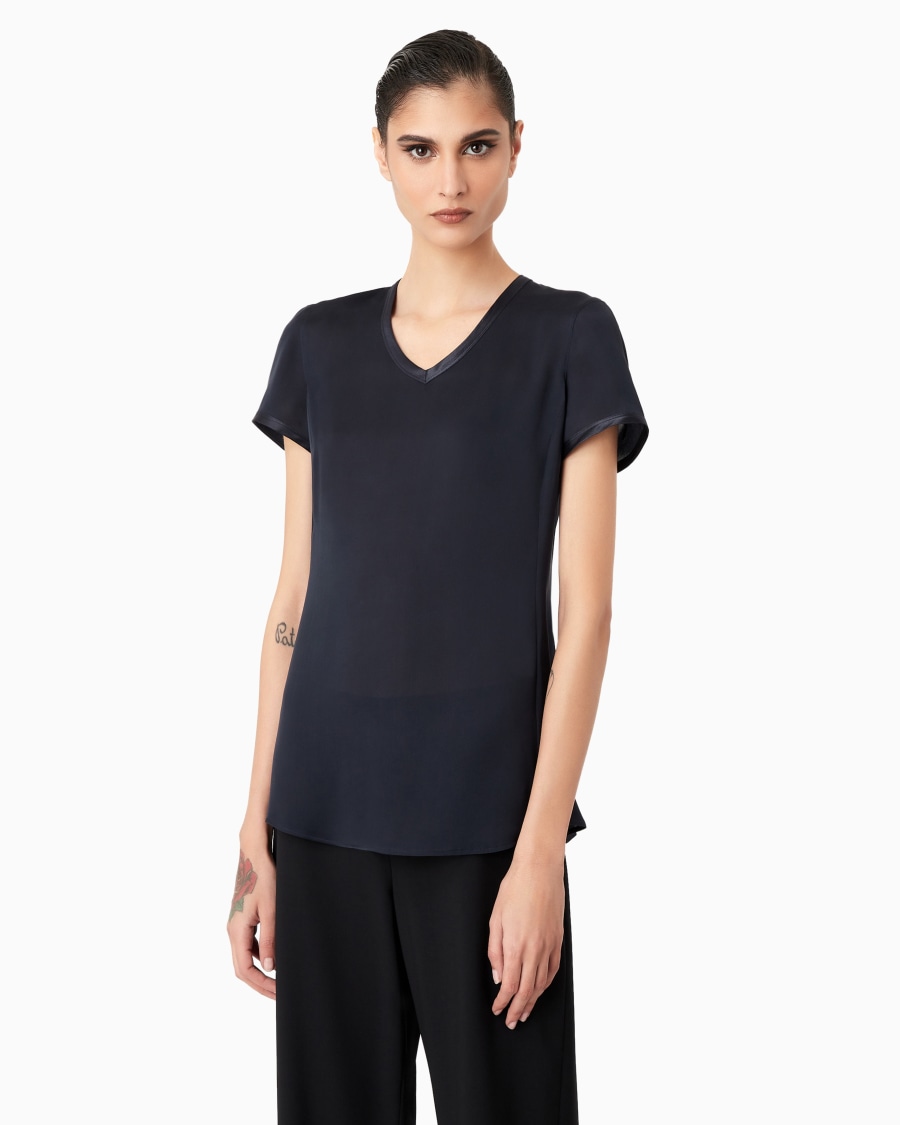 The world of armani BLUSA IN CHARMEUSE DI SETA CON SCOLLO A V 2025