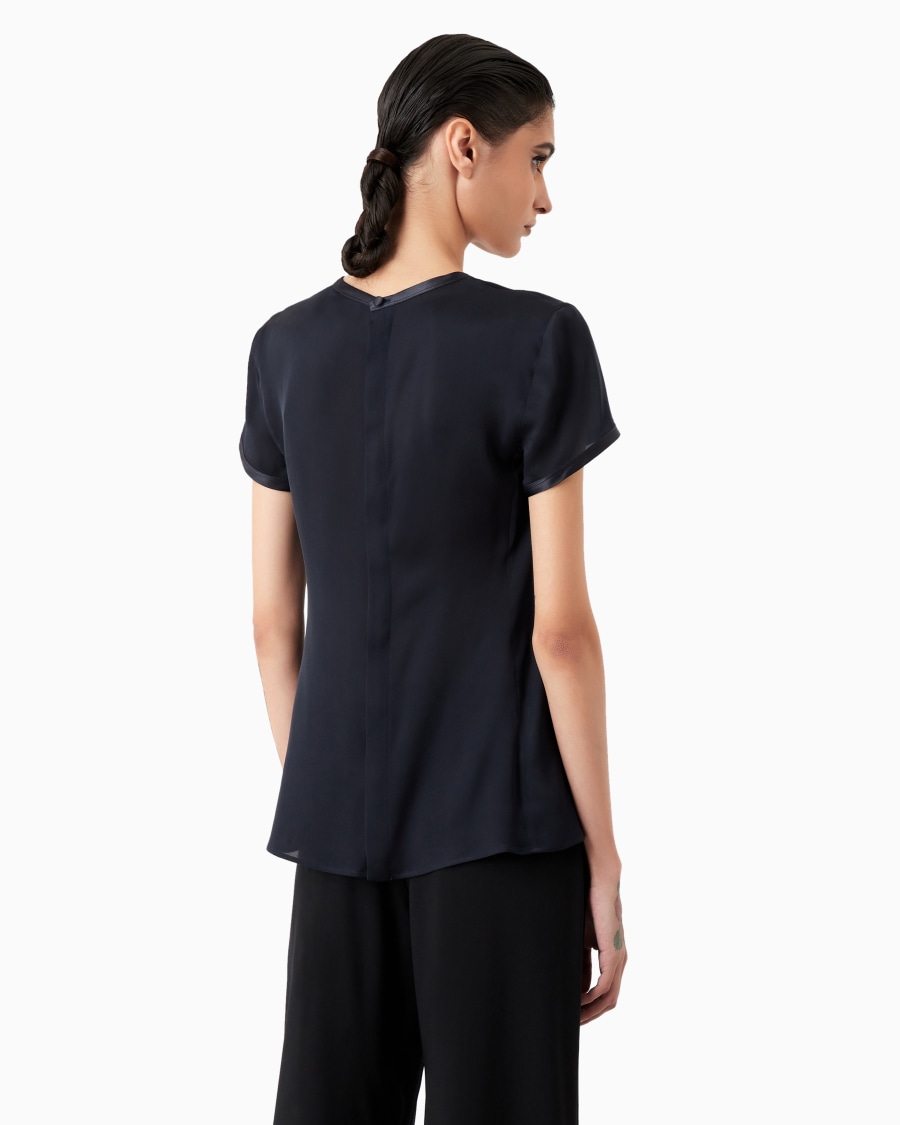 The world of armani BLUSA IN CHARMEUSE DI SETA CON SCOLLO A V 2025