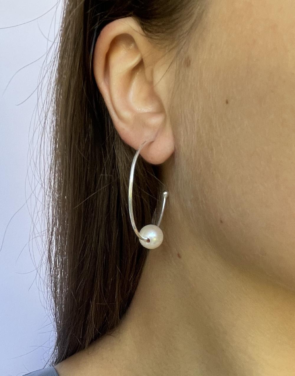 Trimi Gioielli Orecchini artigianali a cerchio con perla di acqua dolce – Luna Negozi Online