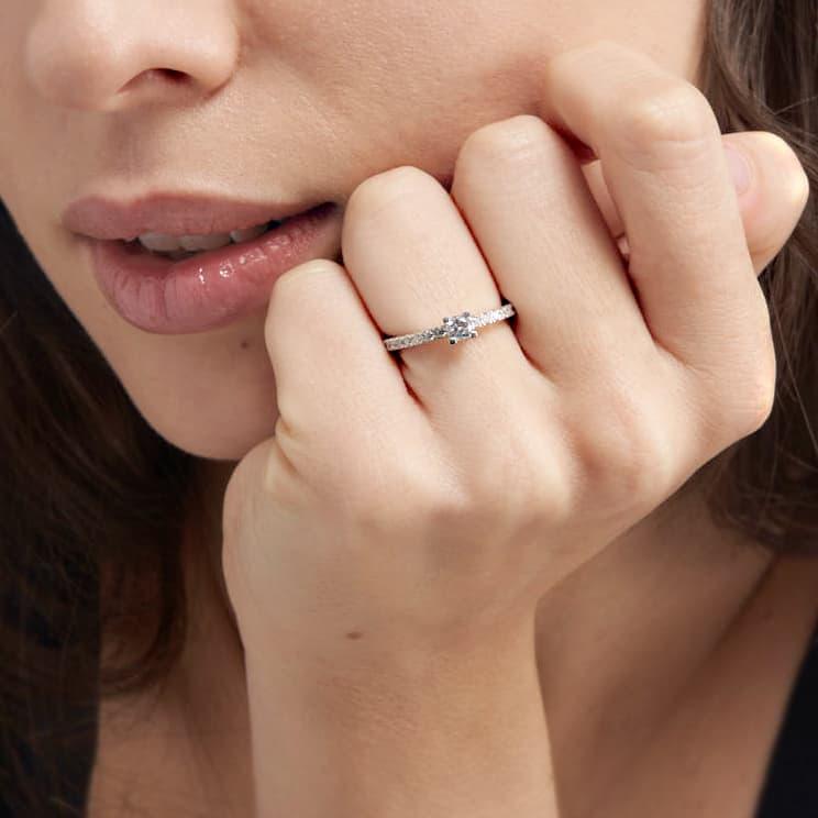 Unoaerre Anello solitario in argento con zirconi | UNOAERRE Gioielli Sottocosto